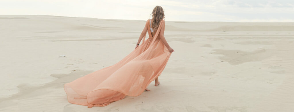 Profesjonalne zdjęcie modowe uczestniczki ubranej we Flying Dress wykonane podczas warsztatów fotograficznych na obozie młodzieżowym