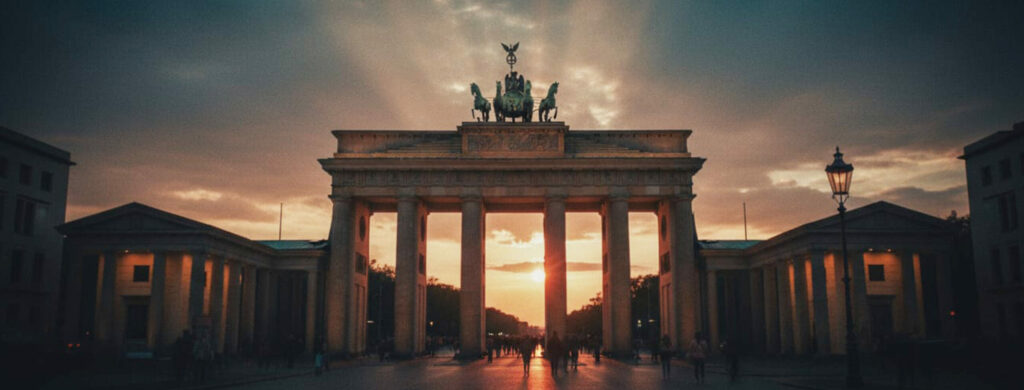 Brama Brandenburska o wschodzie słońca - pierwsze miejsce które odwiedzimy na wycieczce w Berlinie