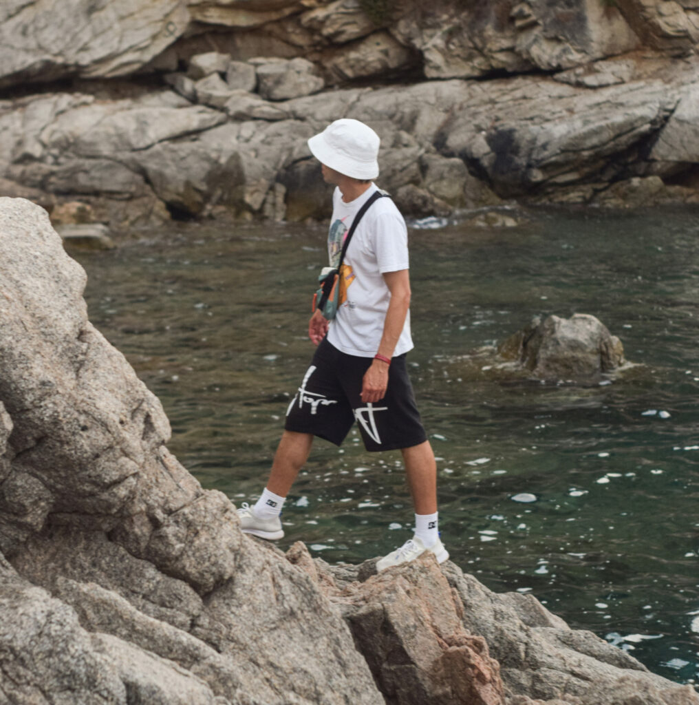 Wychowawca Ery Wyzwań w Cala d'en Tron o zachodzie słońca