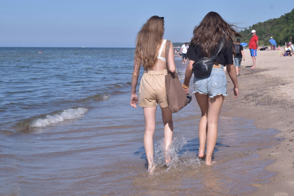 Uczestniczki idące wzdłuż plaży w Międzyzdrojach