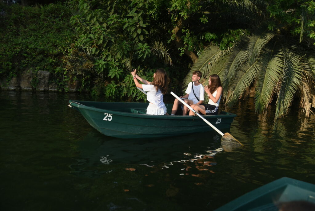 Uczestnicy płynący łódką w Parku de la Ciutadella w Barcelonie