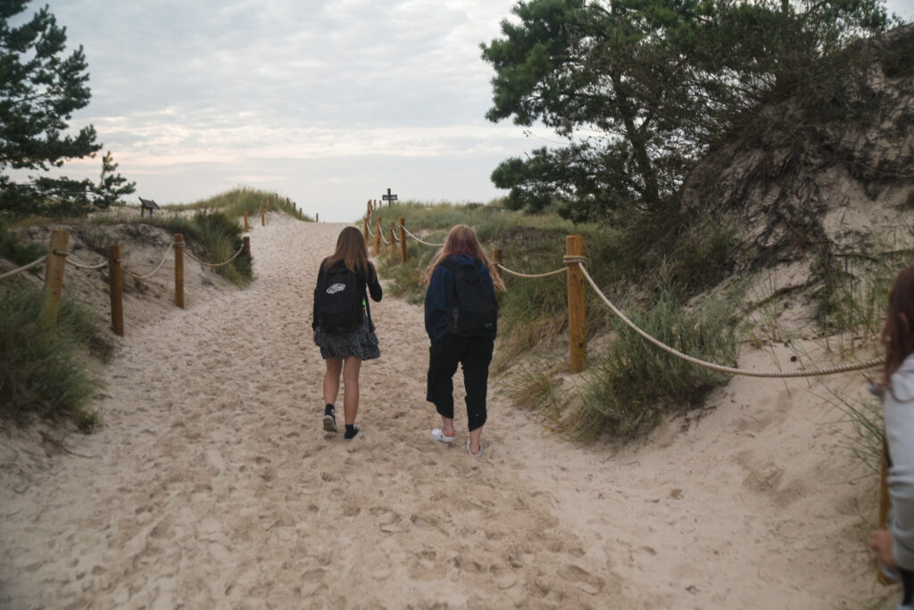 Uczestniczki obozu wracające z plaży jako symboliczne przedstawienie zakończenia obozu nad morzem
