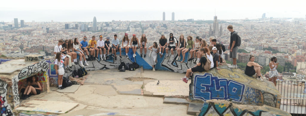 Zdjęcie grupowe uczestników na Bunkrach Caramel w Barcelonie