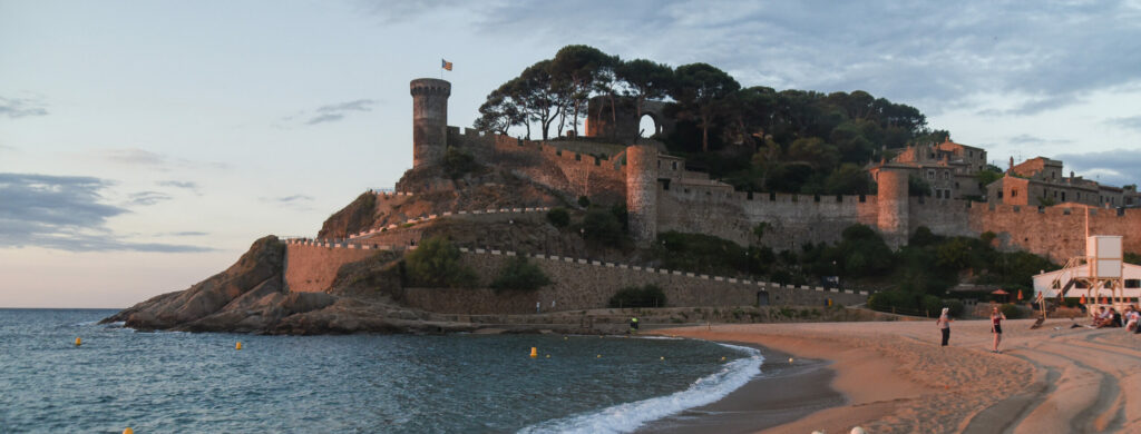 Mury obronne w Tossa de Mar o wschodzie słońca