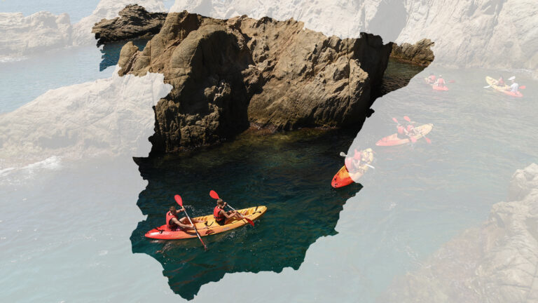 Grafika przedstawiająca kajaki na Costa Brava