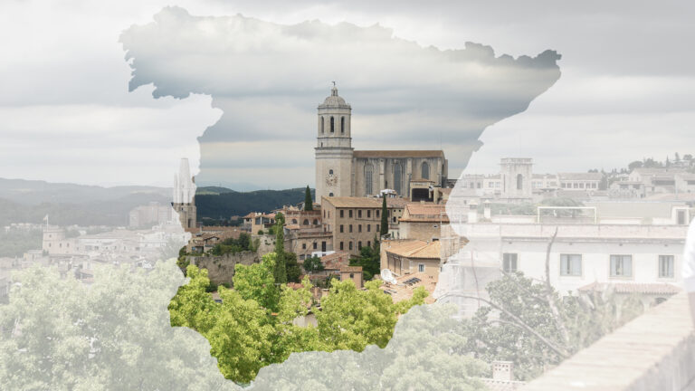 Zdjęcie Katedry w Gironie widocznej z murów obronnych