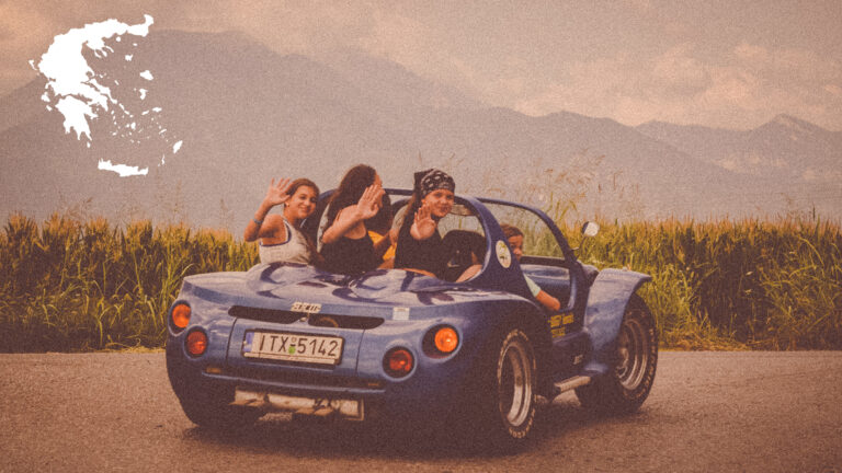 Uśmiechnięte dziewczyny w samochodzie buggy podczas obozu młodzieżowego do Grecji i Macedonii