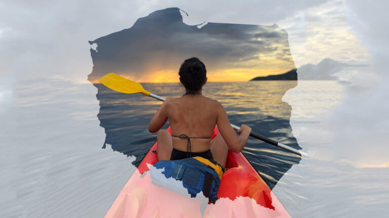 Grafika promująca kajaki jako jedną z atrakcji obozu młodzieżowego "Era Wyzwań"