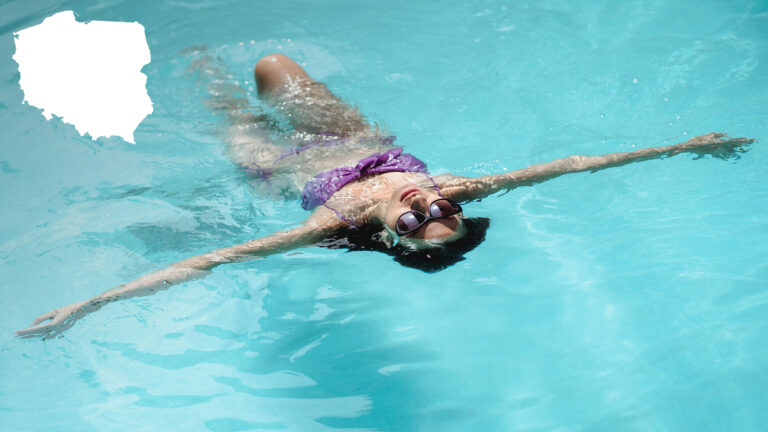 Zdjęcie dziewczyny unoszącej się na wodzie w basenie