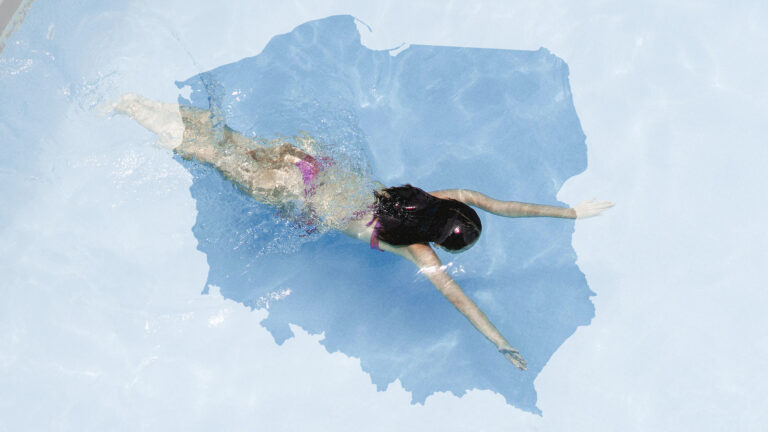 Dziewczyna płynąca w basenie hotelowym