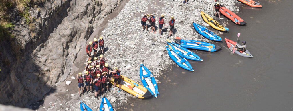 Widok na spływ kajakowy z mostu prowadzącego do Entrevaux
