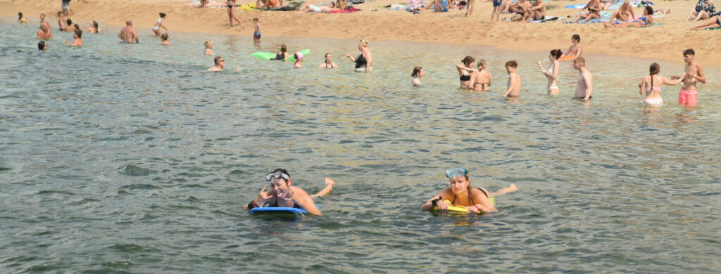Uczestniczki obozu młodzieżowego do Hiszpanii na deskach bodyboard