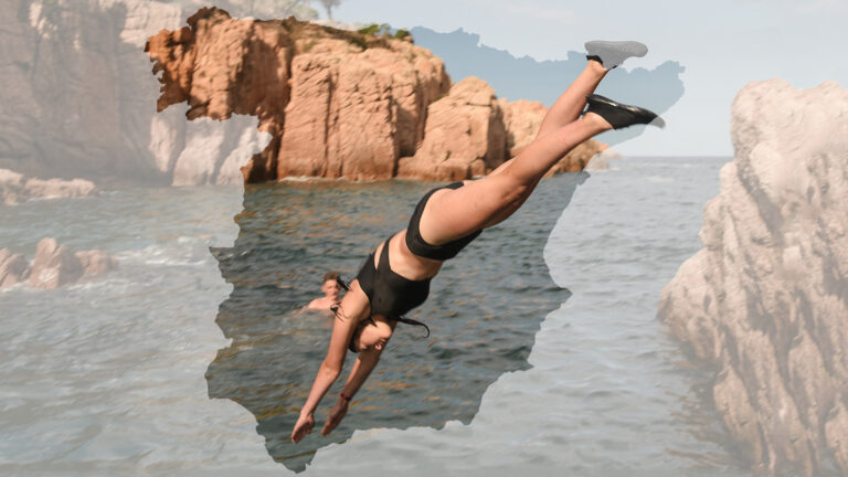 Skok do wody w jednej z zatoczek Sant Feliu de Guíxols na Costa Brava