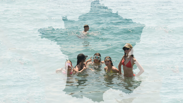 Uczestniczki obozu młodzieżowego Era Wyzwań pływające w morzu w Nicei