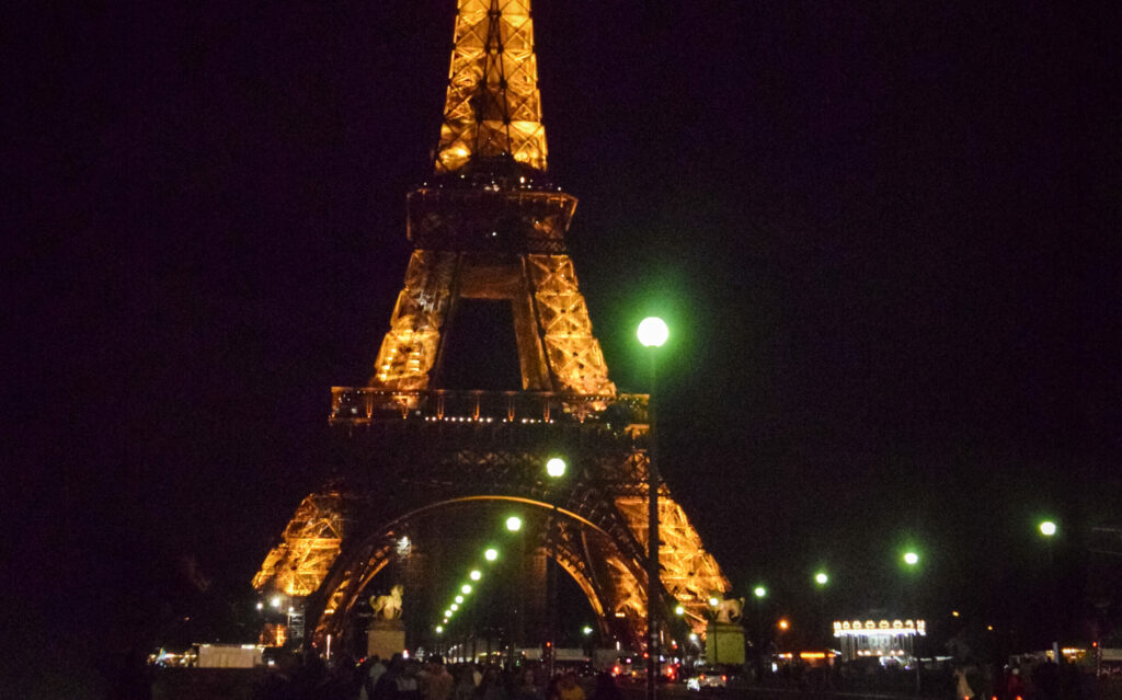 Paryż oświetlony sztucznym światłem nawiązujący do wieczornego zwiedzania