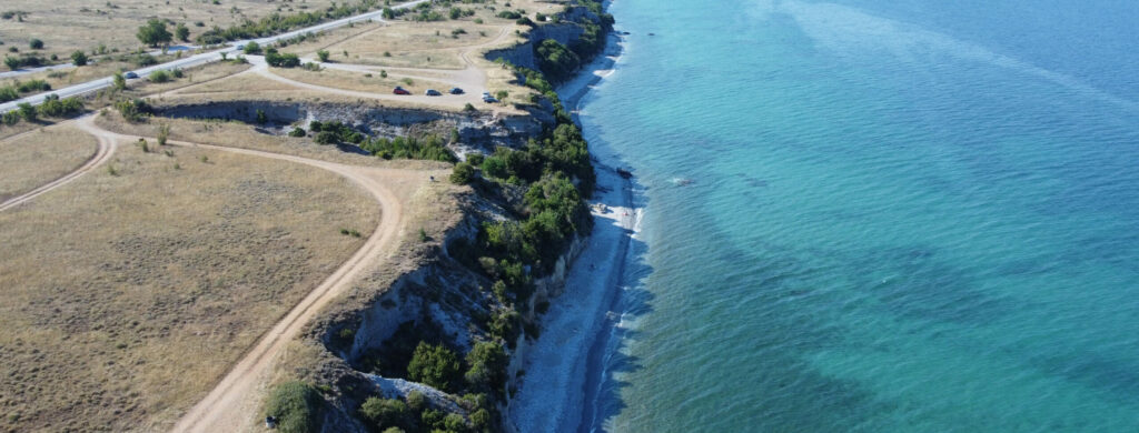 Ujęcie dronem na plażę Grèmia zrobione podczas obozu młodzieżowego do Grecji