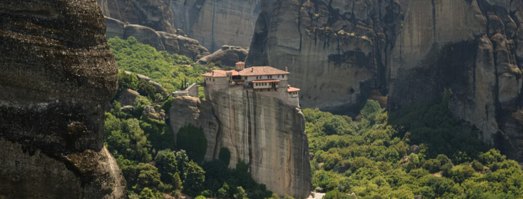 Ujęcie na klasztor w Meteorach znajdujący się na majestatycznych skałach