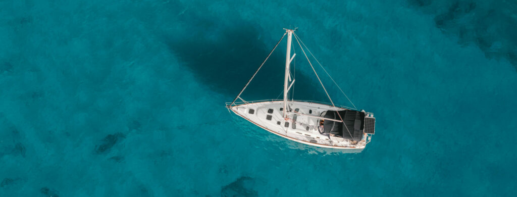 Statek z lotu ptaka nawiązujący do jednej z atrakcji obozu młodzieżowego Ery Wyzwań